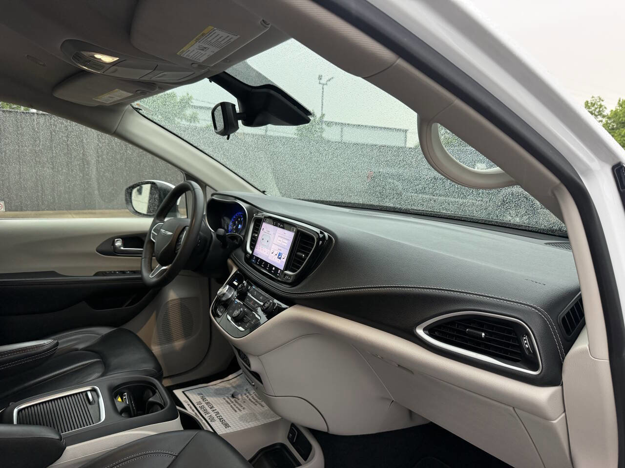 Used 2023 Chrysler Pacifica Touring-L FWD image 9