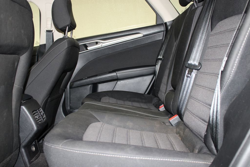 Used 2020 Ford Fusion SE image 18