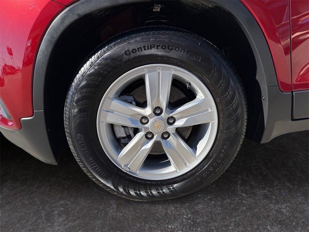 Used 2022 Chevrolet Trax LT w/ LT Convenience Package image 9