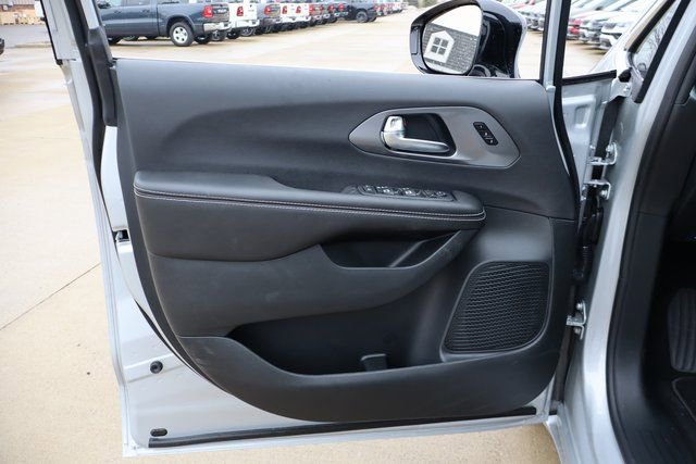 New 2026 Chrysler Pacifica Select FWD image 8