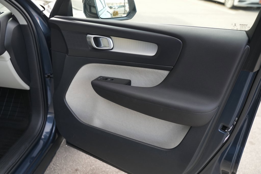 Used 2021 Volvo XC40 T5 Momentum w/ Premium Package image 46