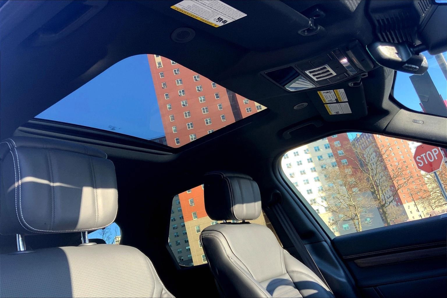 Used 2025 Land Rover Discovery Dynamic SE AWD/4WD image 14