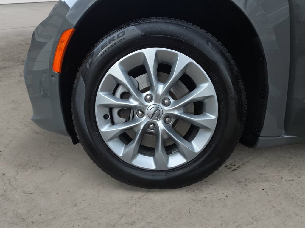 Used 2025 Chrysler Pacifica Select AWD/4WD image 9