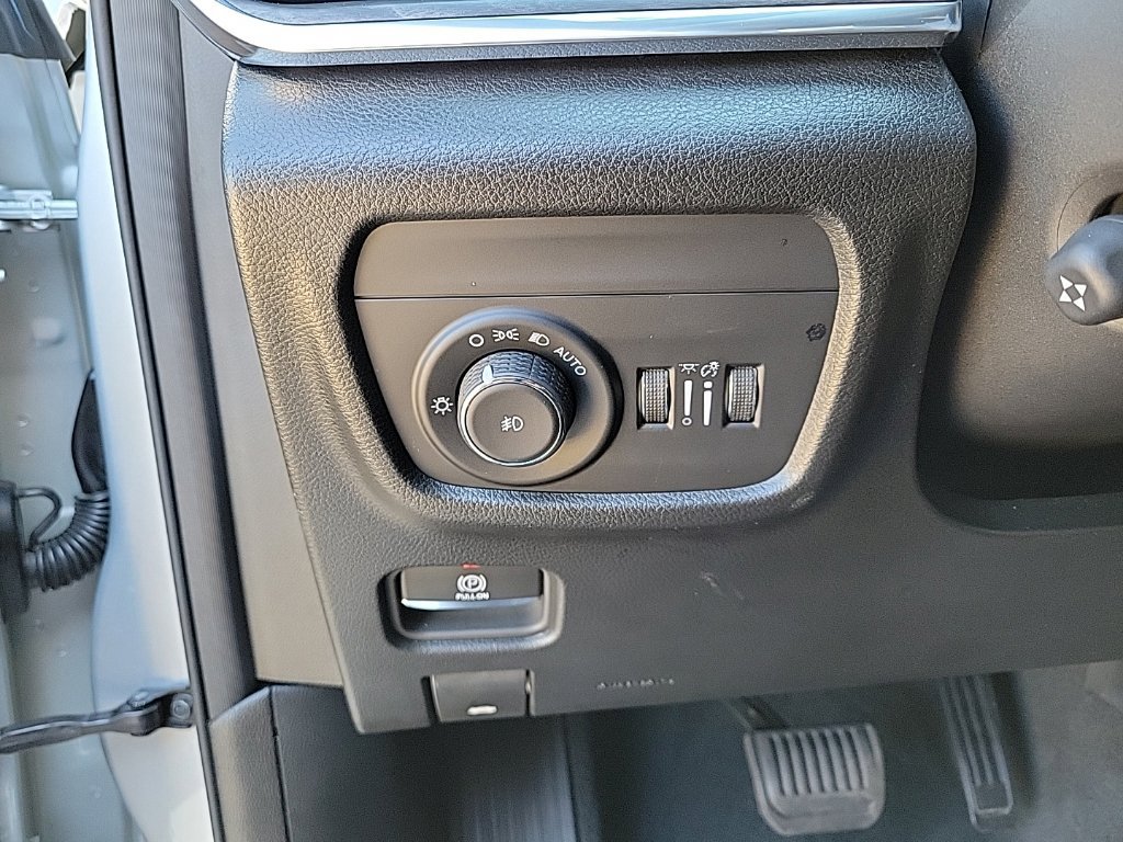 Used 2023 Jeep Grand Cherokee Overland w/ Luxury Tech Group IV AWD/4WD image 33