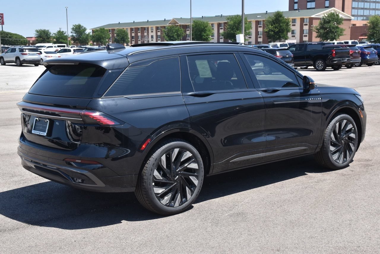 New 2026 Lincoln Nautilus Reserve w/ Jet Appearance Package AWD/4WD image 12