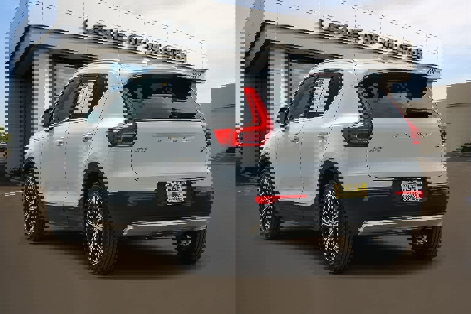 Used 2022 Volvo XC40 T5 Inscription w/ Advanced Package image 4