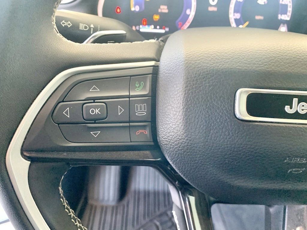 Used 2023 Jeep Grand Cherokee Laredo image 32