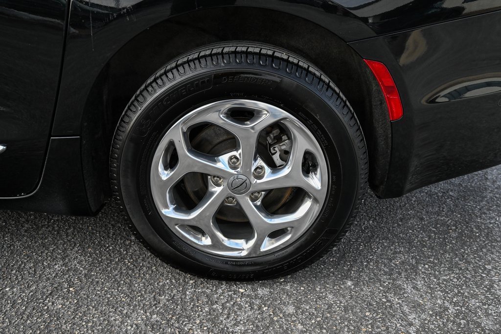 Used 2021 Chrysler Pacifica Limited w/ Uconnect Theater Family Group image 13