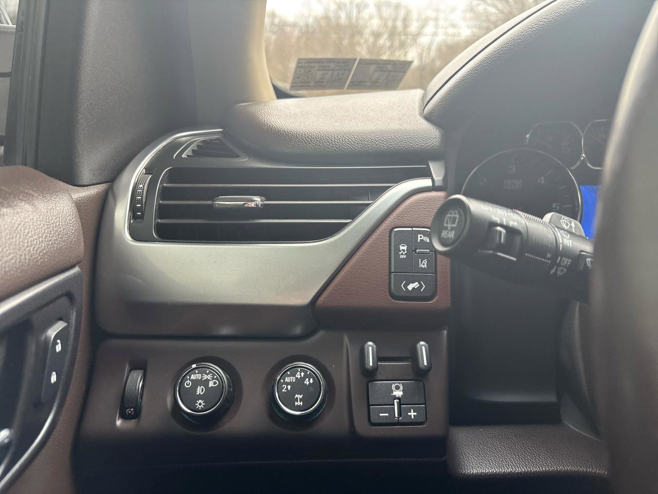 Used 2015 Chevrolet Suburban LTZ image 28