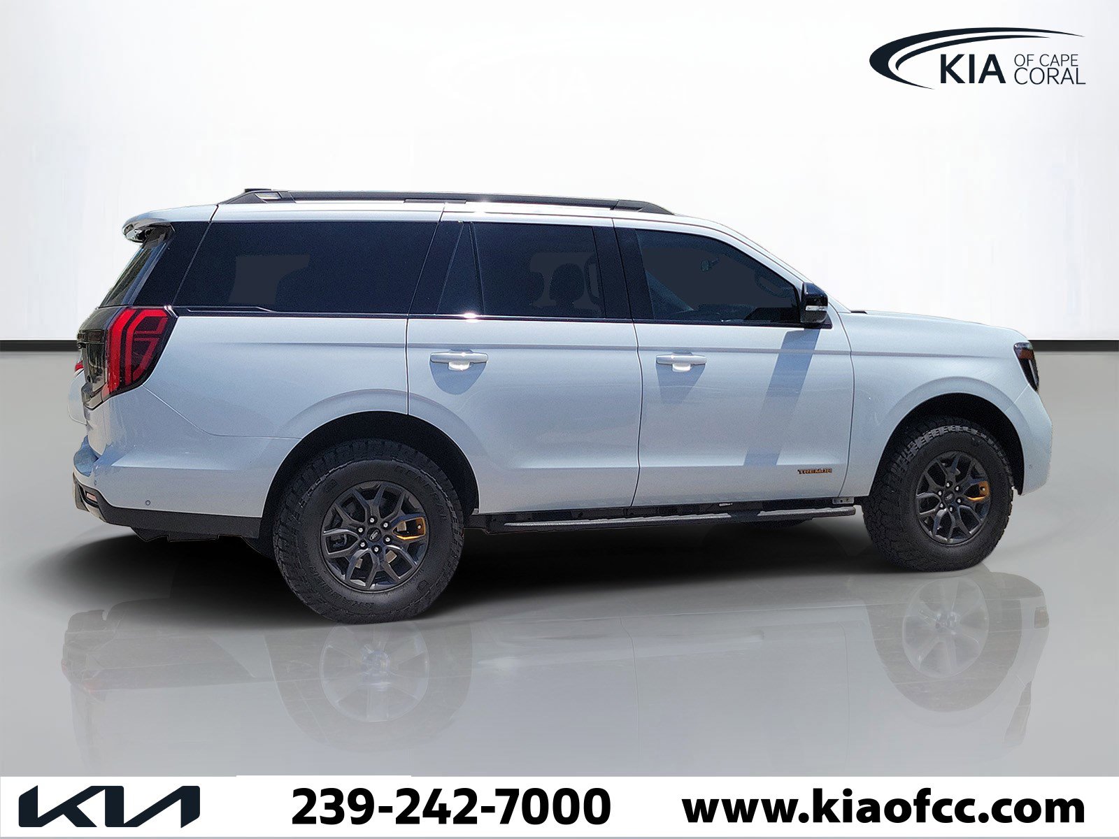 Used 2025 Ford Expedition Tremor image 2