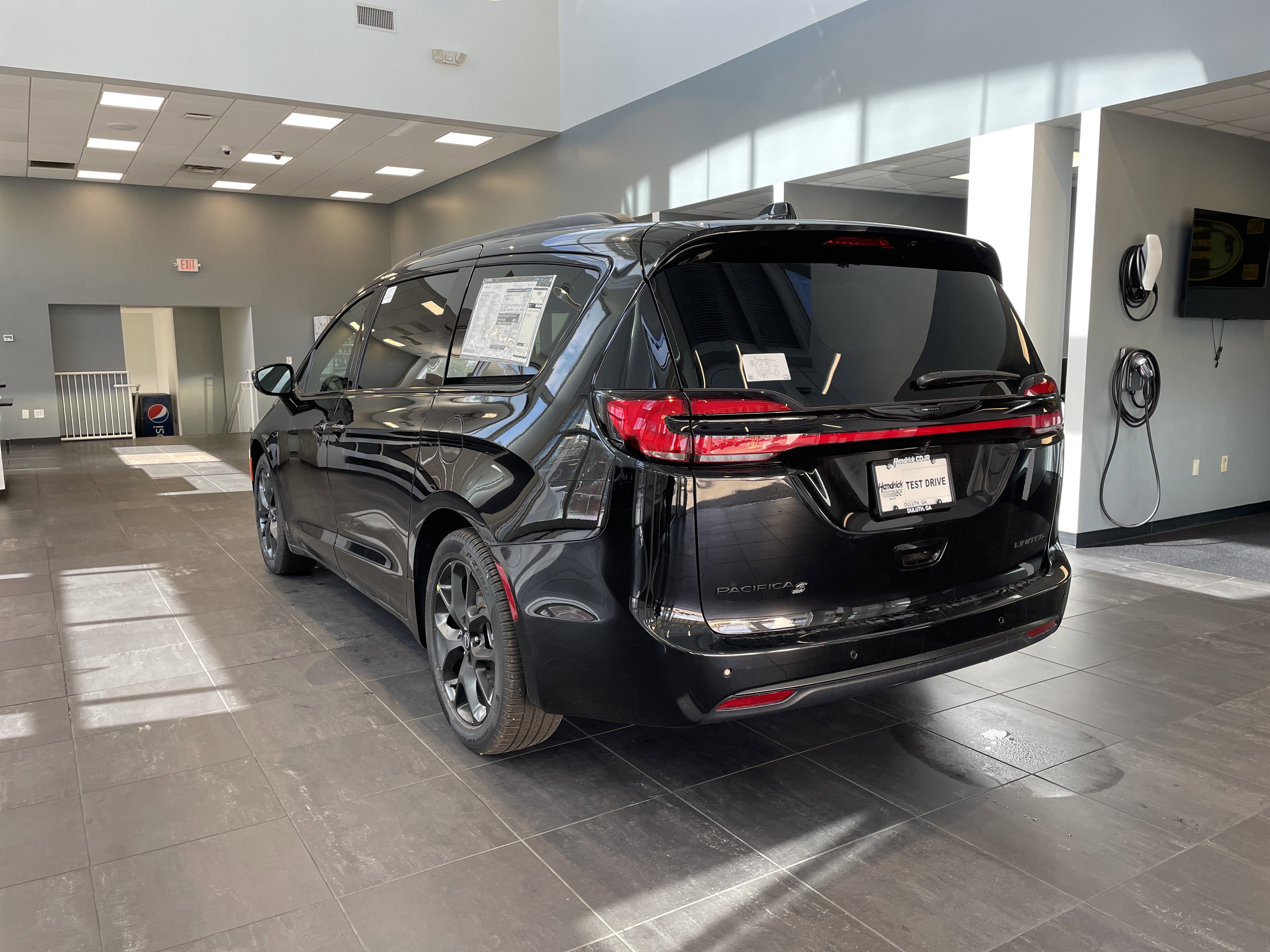 New 2026 Chrysler Pacifica Limited w/ Uconnect Theater Family Group FWD image 8