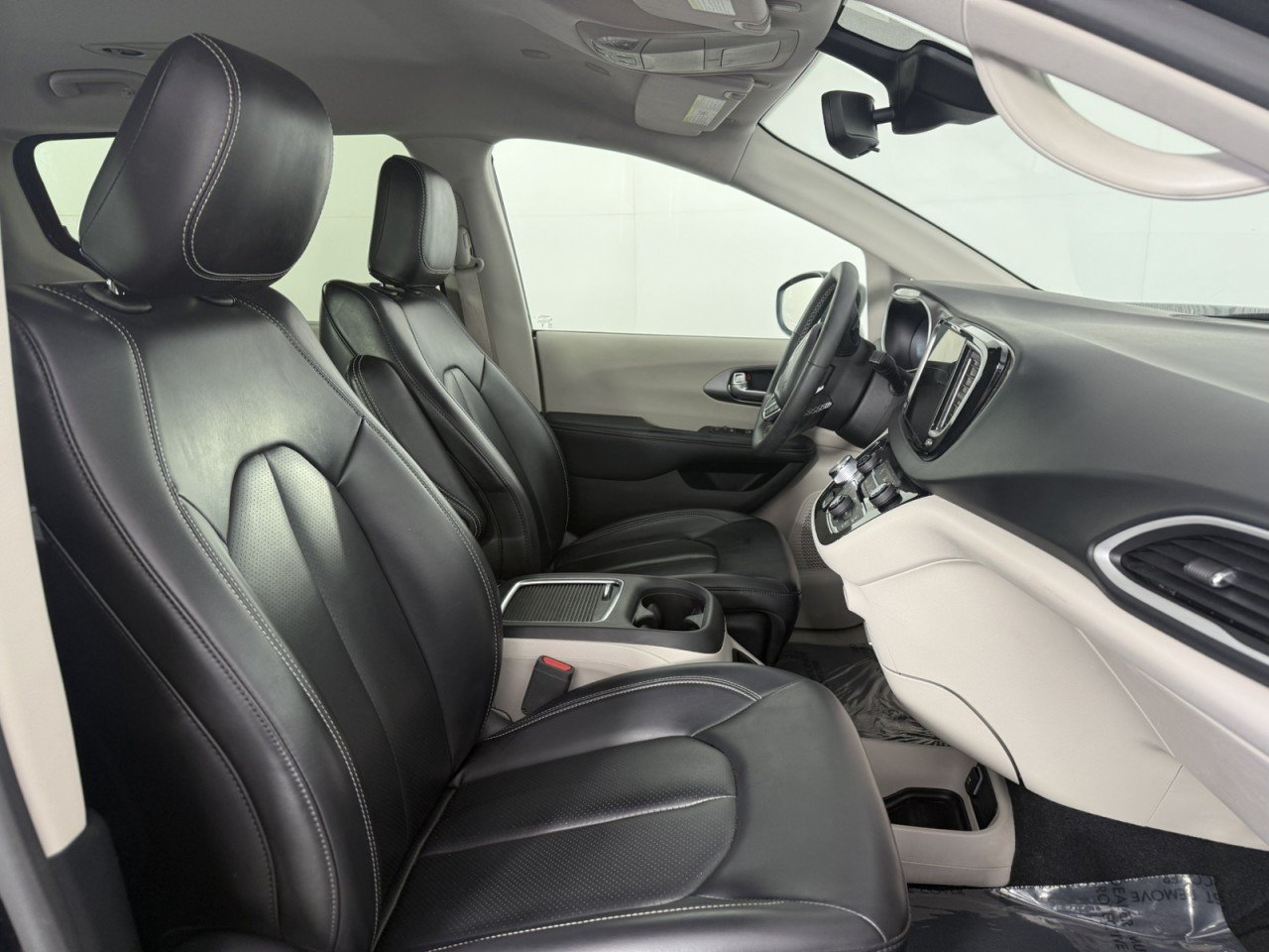 Used 2023 Chrysler Pacifica Touring-L FWD image 10