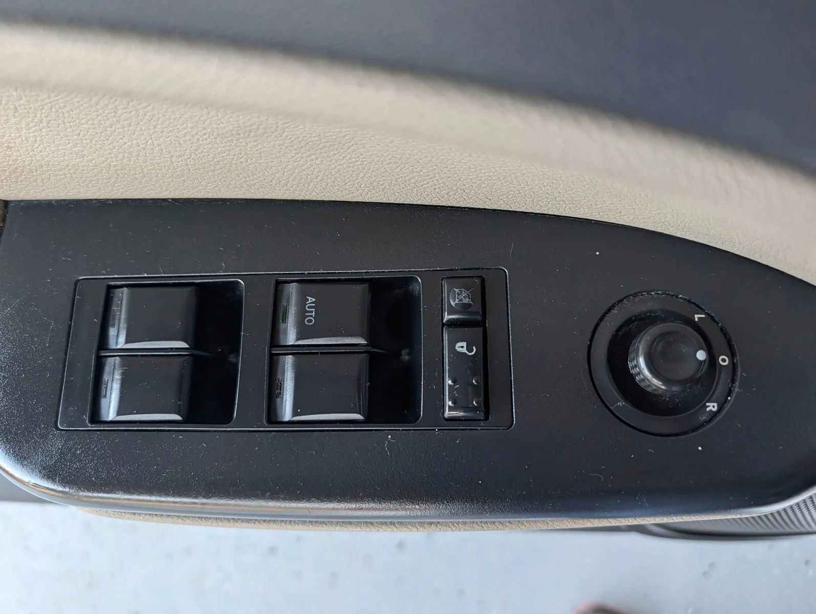 Used 2010 Dodge Caliber SXT FWD image 34