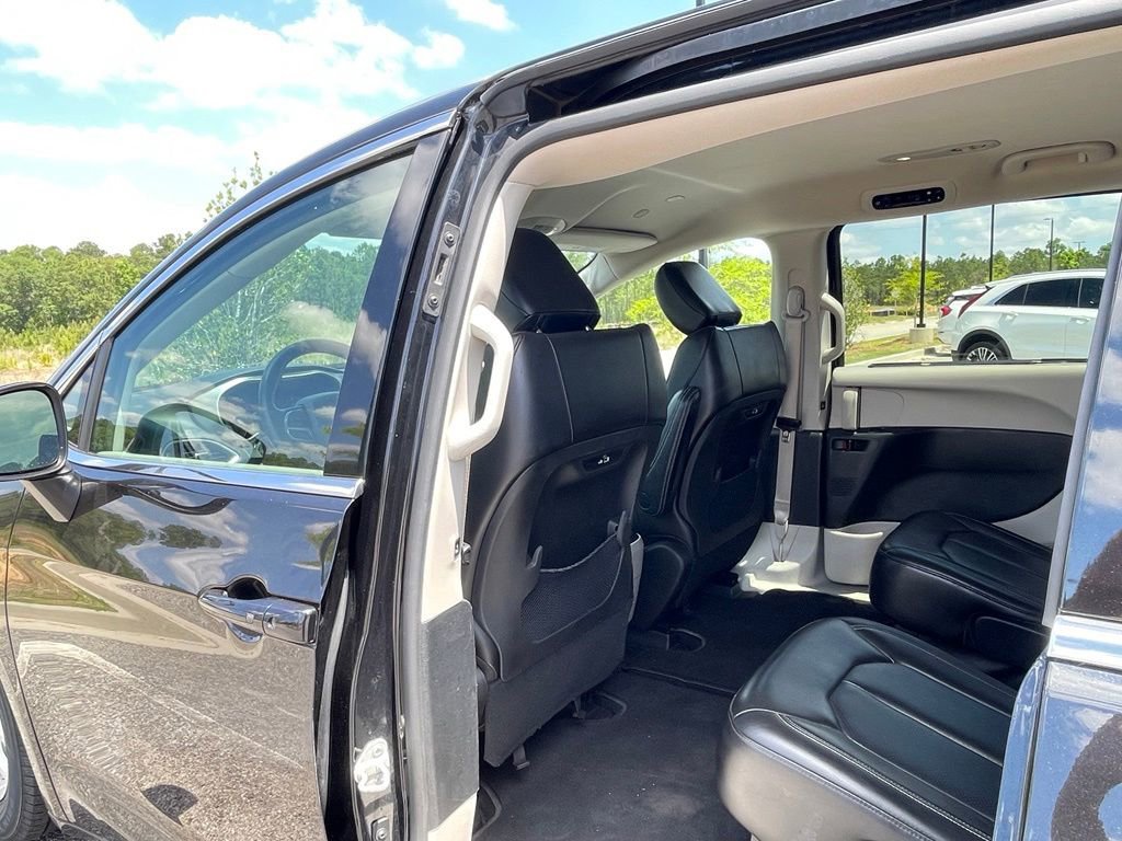 Certified 2023 Chrysler Pacifica Touring-L FWD image 41