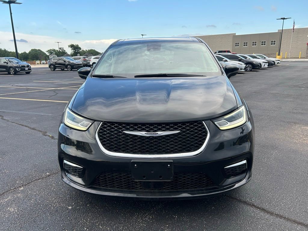 Used 2023 Chrysler Pacifica Touring-L FWD image 4