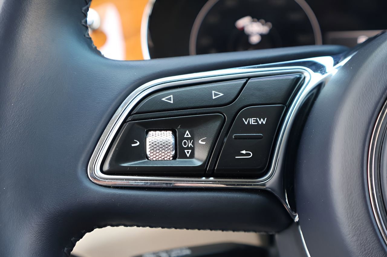 Used 2021 Bentley Bentayga image 26