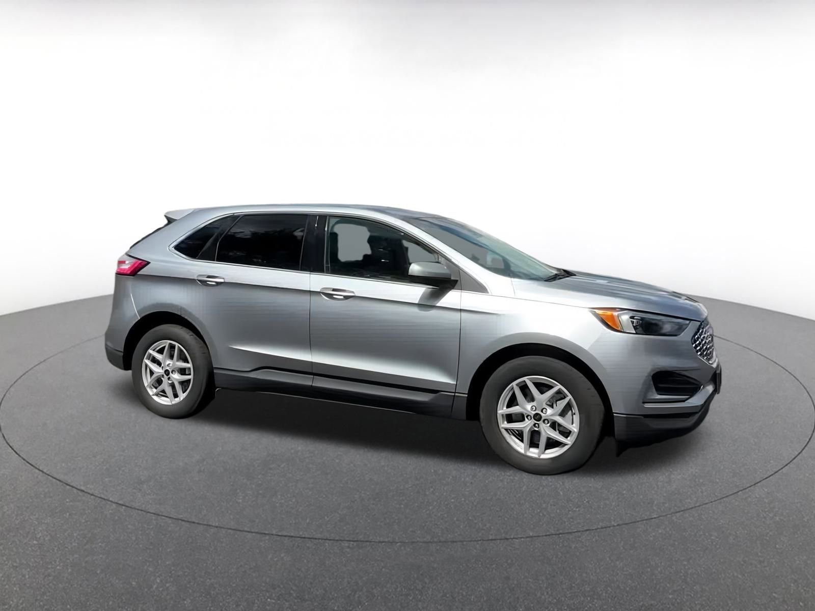 Used 2024 Ford Edge SEL image 2