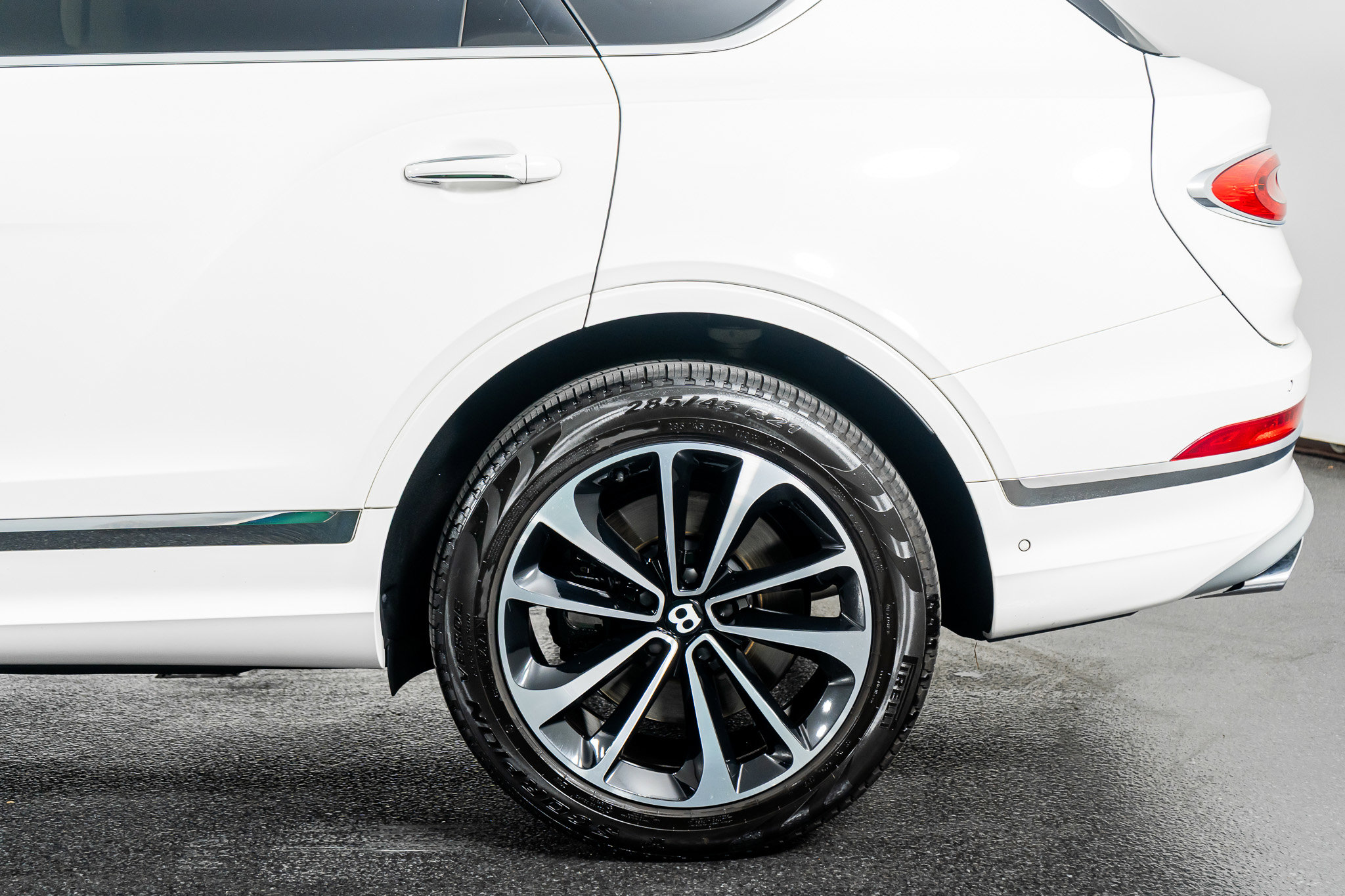 Used 2023 Bentley Bentayga Extended Wheelbase image 17