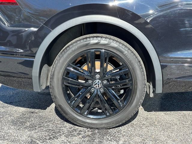 Used 2022 Volkswagen Tiguan SE R-Line image 9