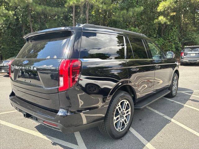 Used 2025 Ford Expedition Active RWD image 2