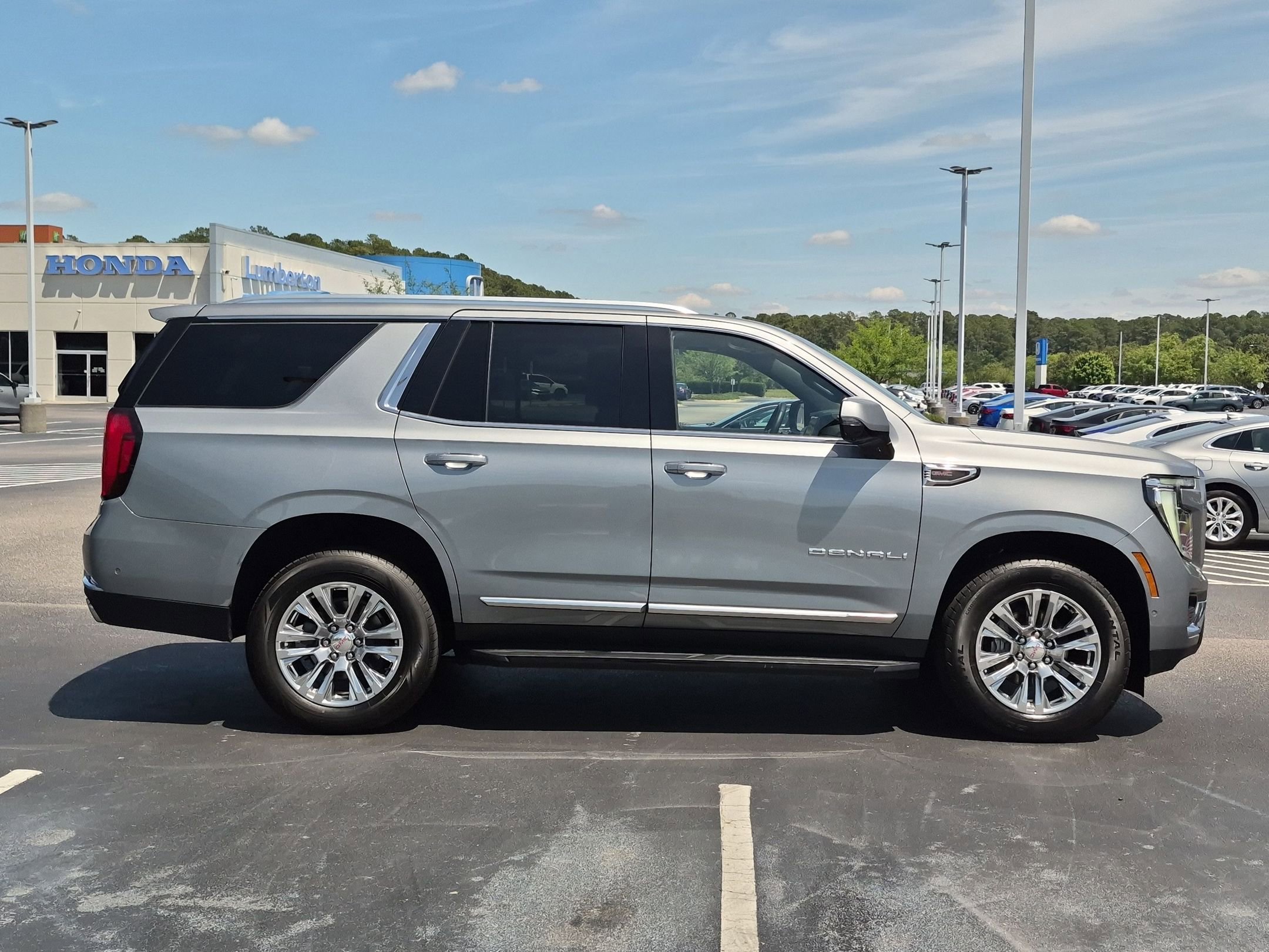 Used 2025 GMC Yukon Denali RWD image 2