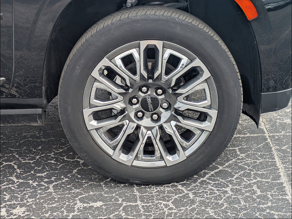 Used 2024 GMC Yukon XL Denali Ultimate AWD/4WD image 12
