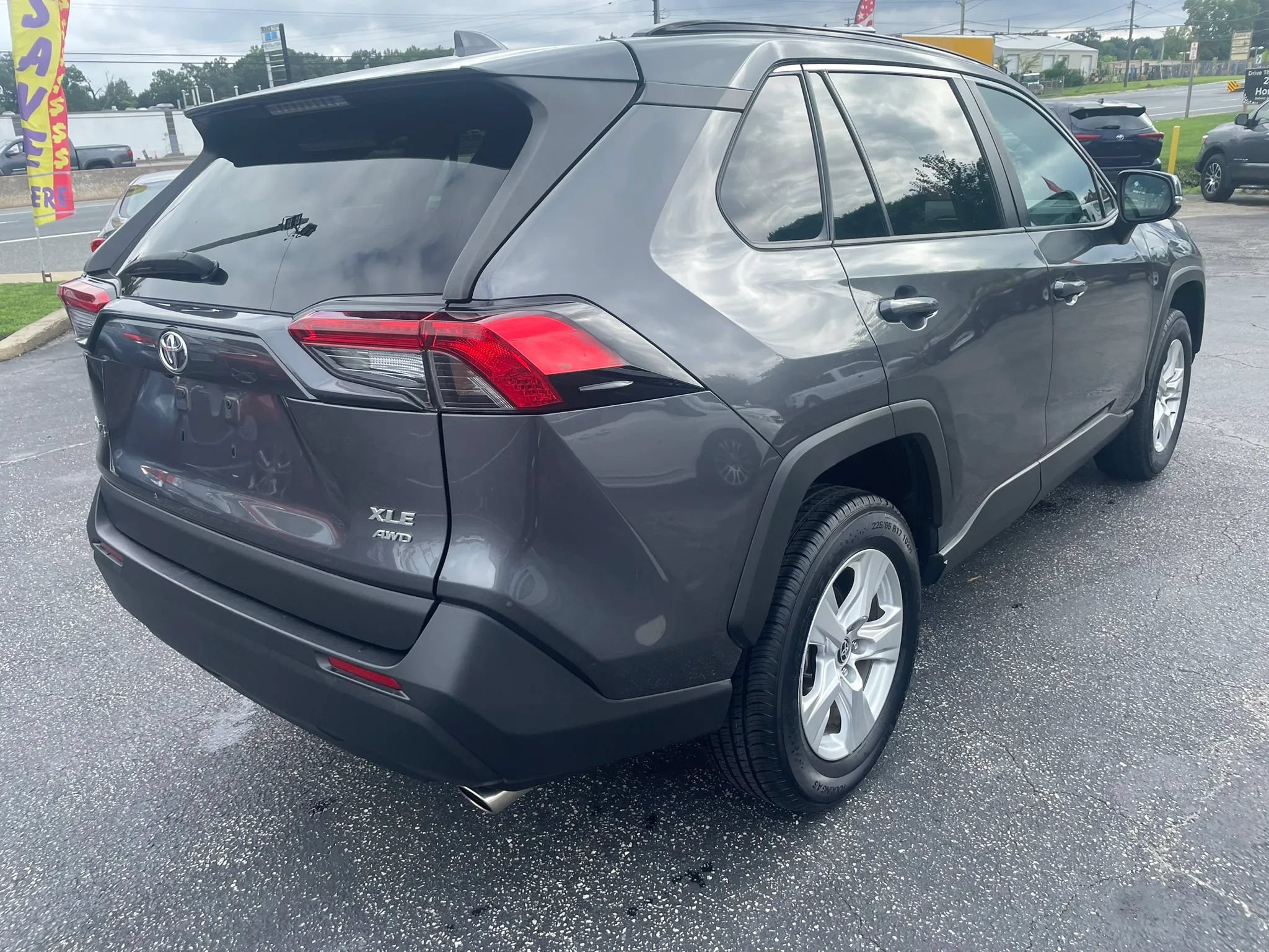 Used 2021 Toyota RAV4 XLE AWD/4WD image 5