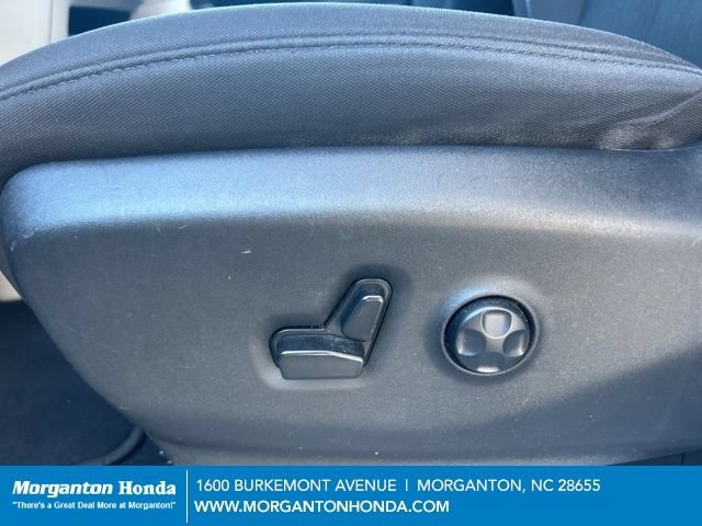 Used 2023 Chrysler Voyager LX FWD image 15