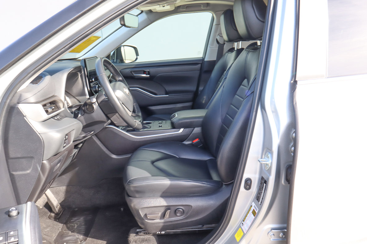 Used 2024 Toyota Highlander XLE FWD image 7