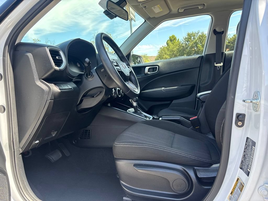 Used 2024 Hyundai Venue SEL FWD image 9