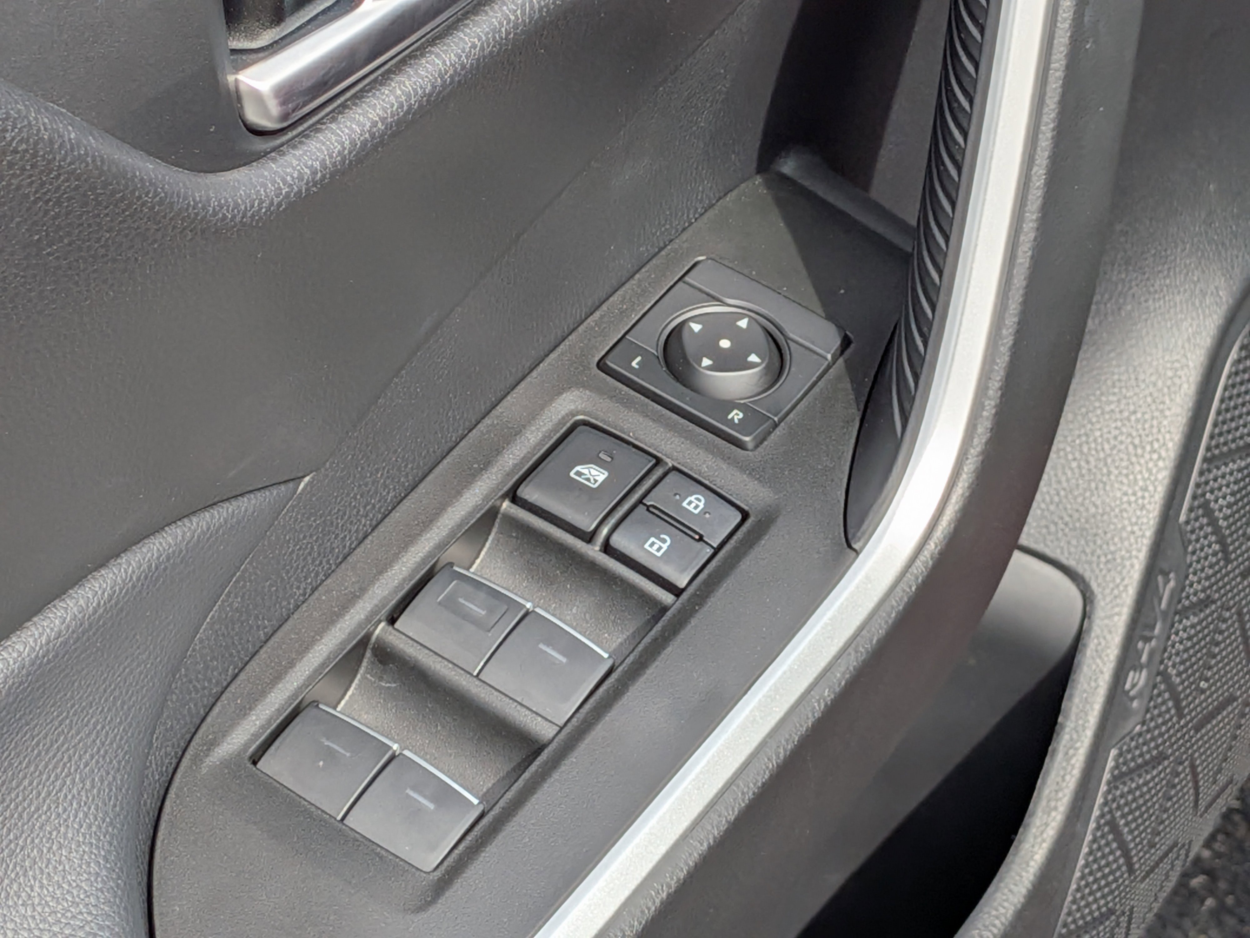 Certified 2025 Toyota RAV4 XLE w/ Convenience Package FWD image 17