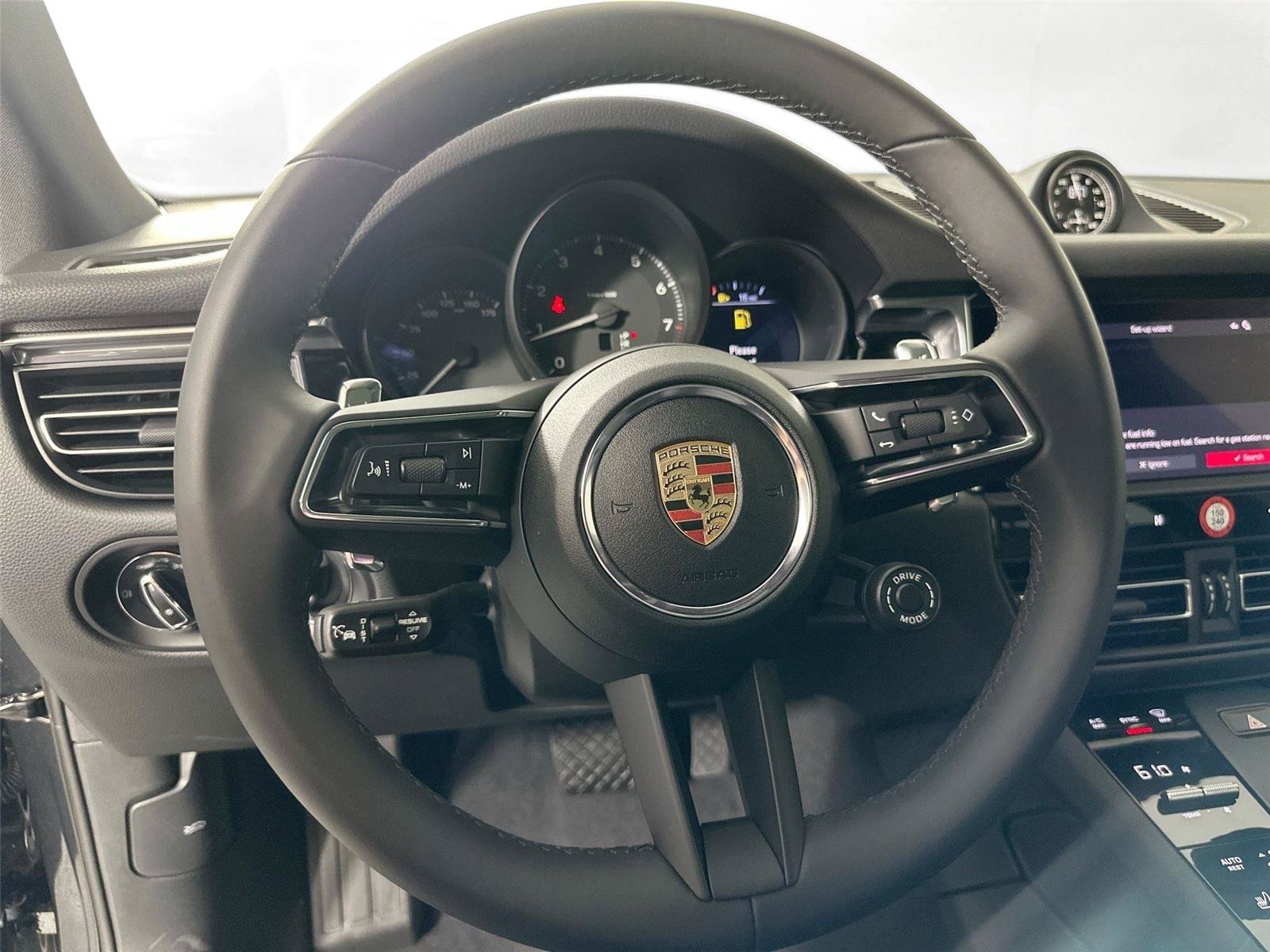 Certified 2025 Porsche Macan AWD/4WD image 20