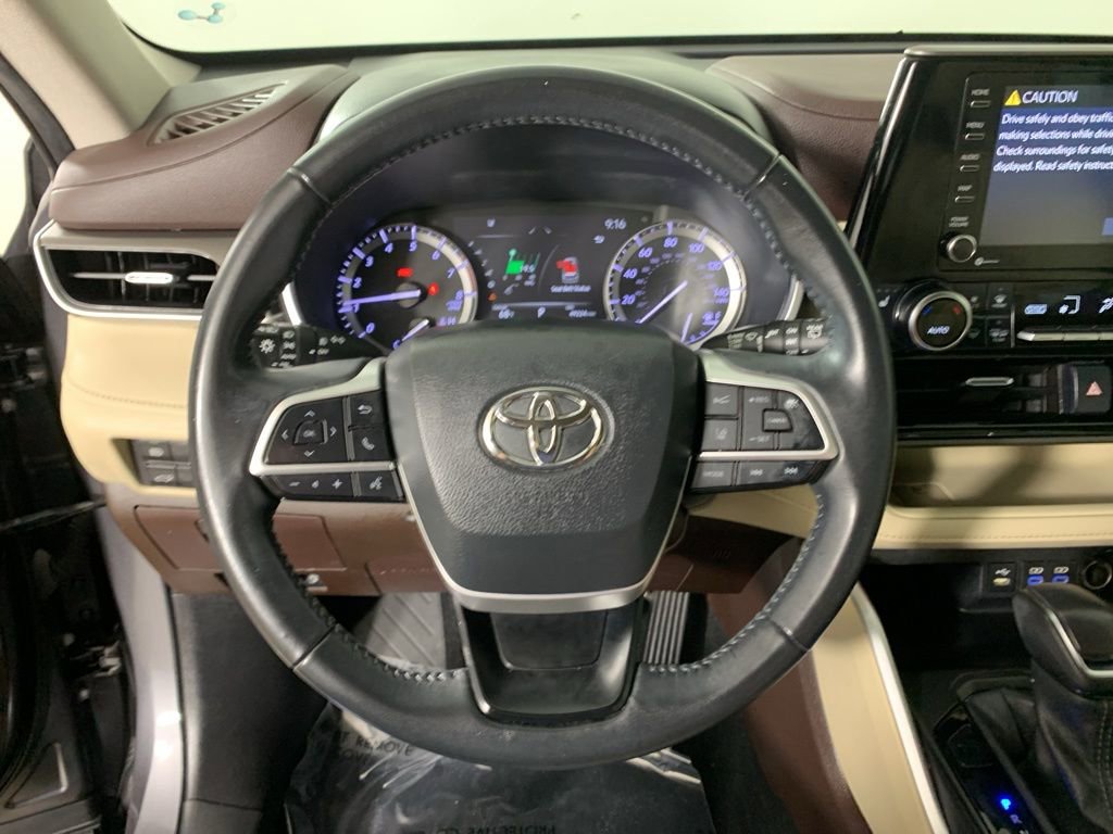 Used 2022 Toyota Highlander XLE FWD image 22