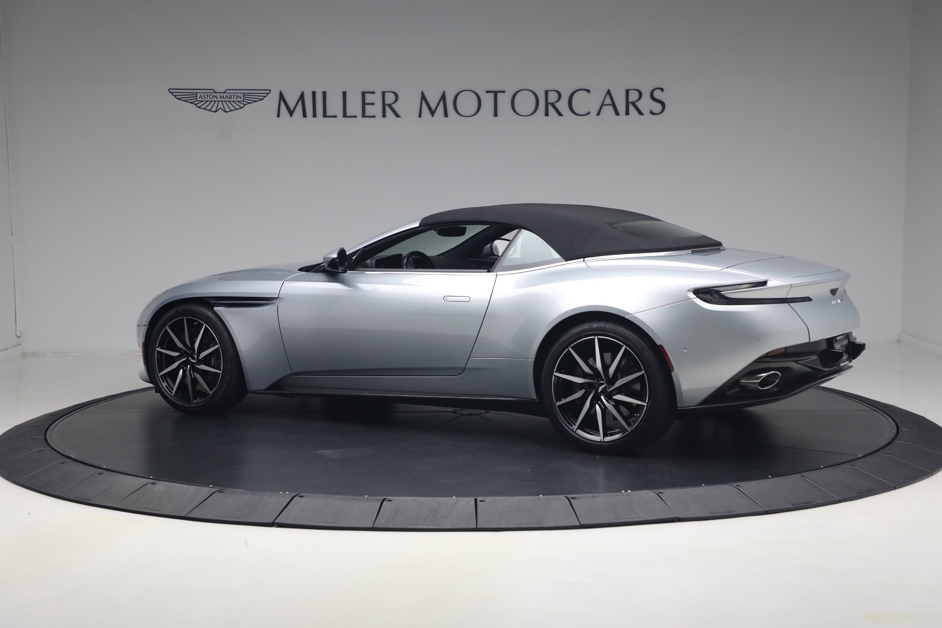 Used 2019 Aston Martin DB11 Volante RWD image 16