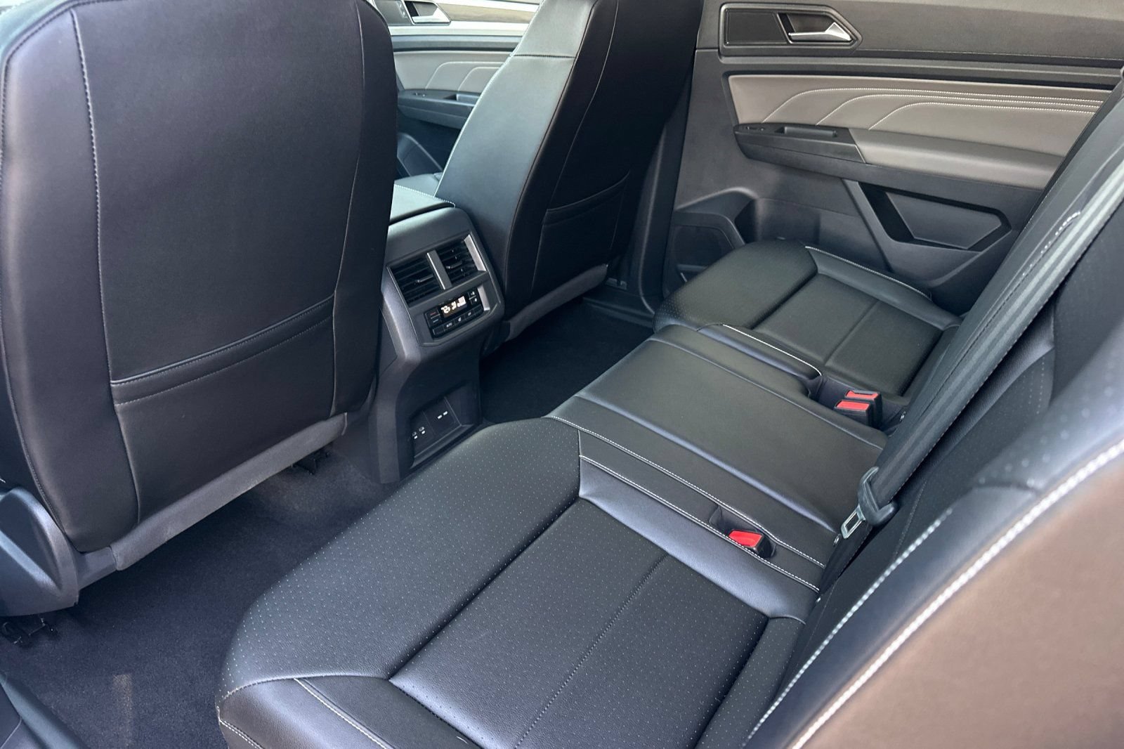 Used 2023 Volkswagen Atlas SE w/ Black Wheel Package FWD image 12