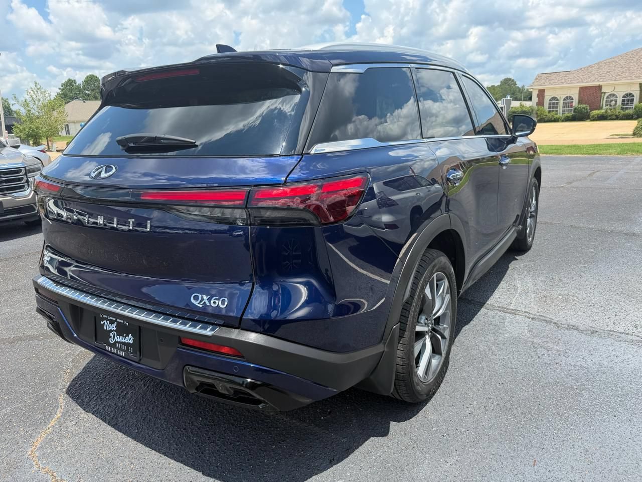 Used 2023 INFINITI QX60 Luxe w/ Cargo Package FWD image 5