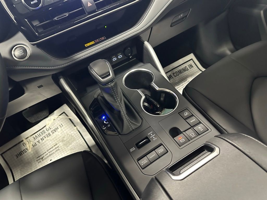 Used 2025 Toyota Highlander XLE image 41