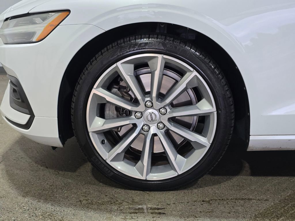 Used 2021 Volvo S60 T6 Momentum w/ Premium Package image 8
