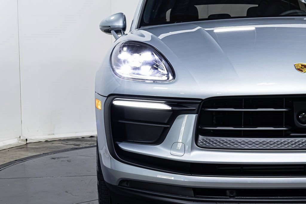 Certified 2025 Porsche Macan image 12
