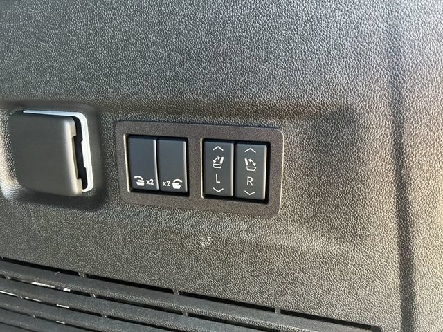 Used 2025 Chevrolet Suburban Premier AWD/4WD image 8
