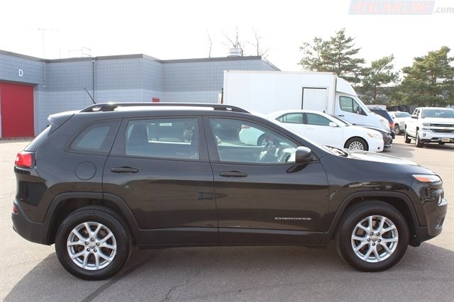 Used 2016 Jeep Cherokee Sport w/ Cold Weather Group AWD/4WD image 40