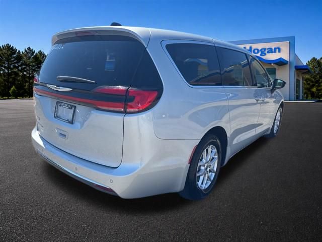 Used 2024 Chrysler Pacifica Touring-L FWD image 3