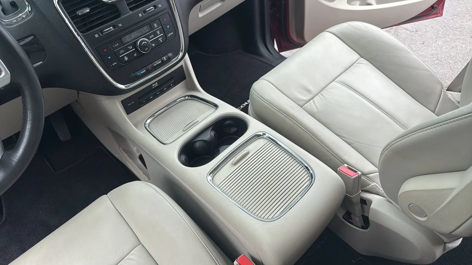 Used 2014 Chrysler Town & Country Limited w/ Luxury Group FWD image 15