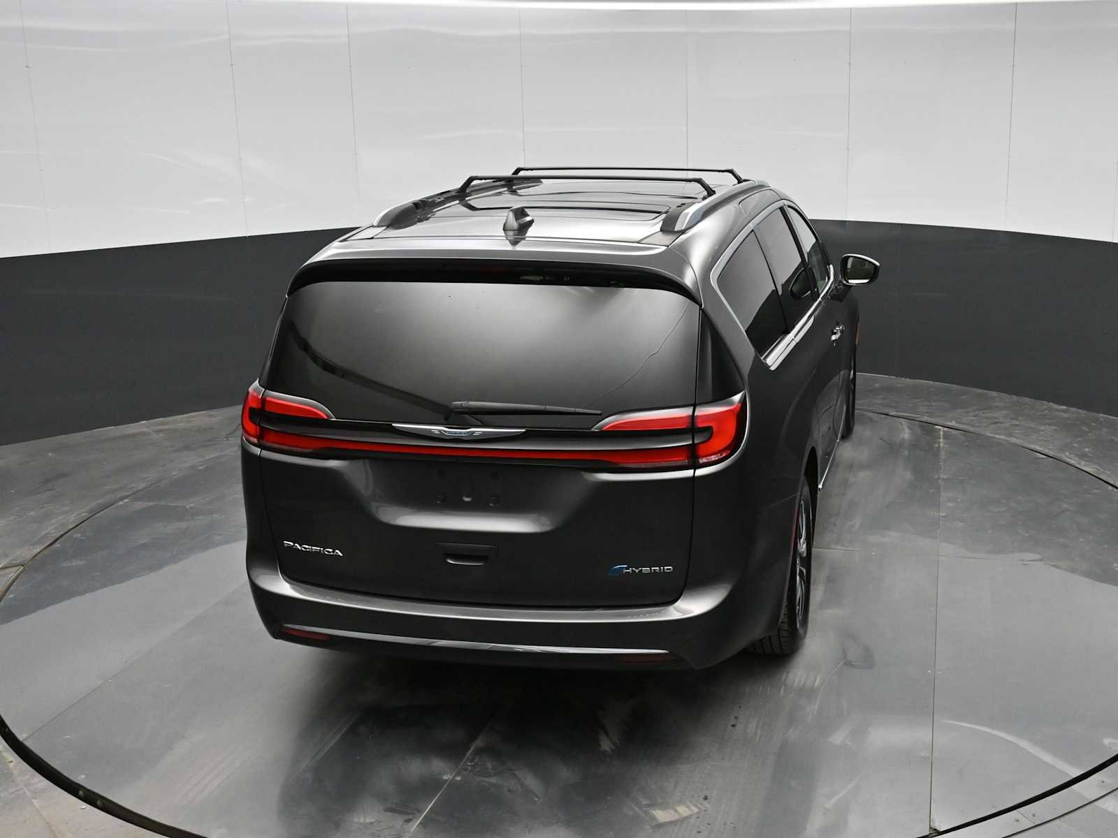 Used 2021 Chrysler Pacifica Limited w/ Uconnect Theater Family Group image 26