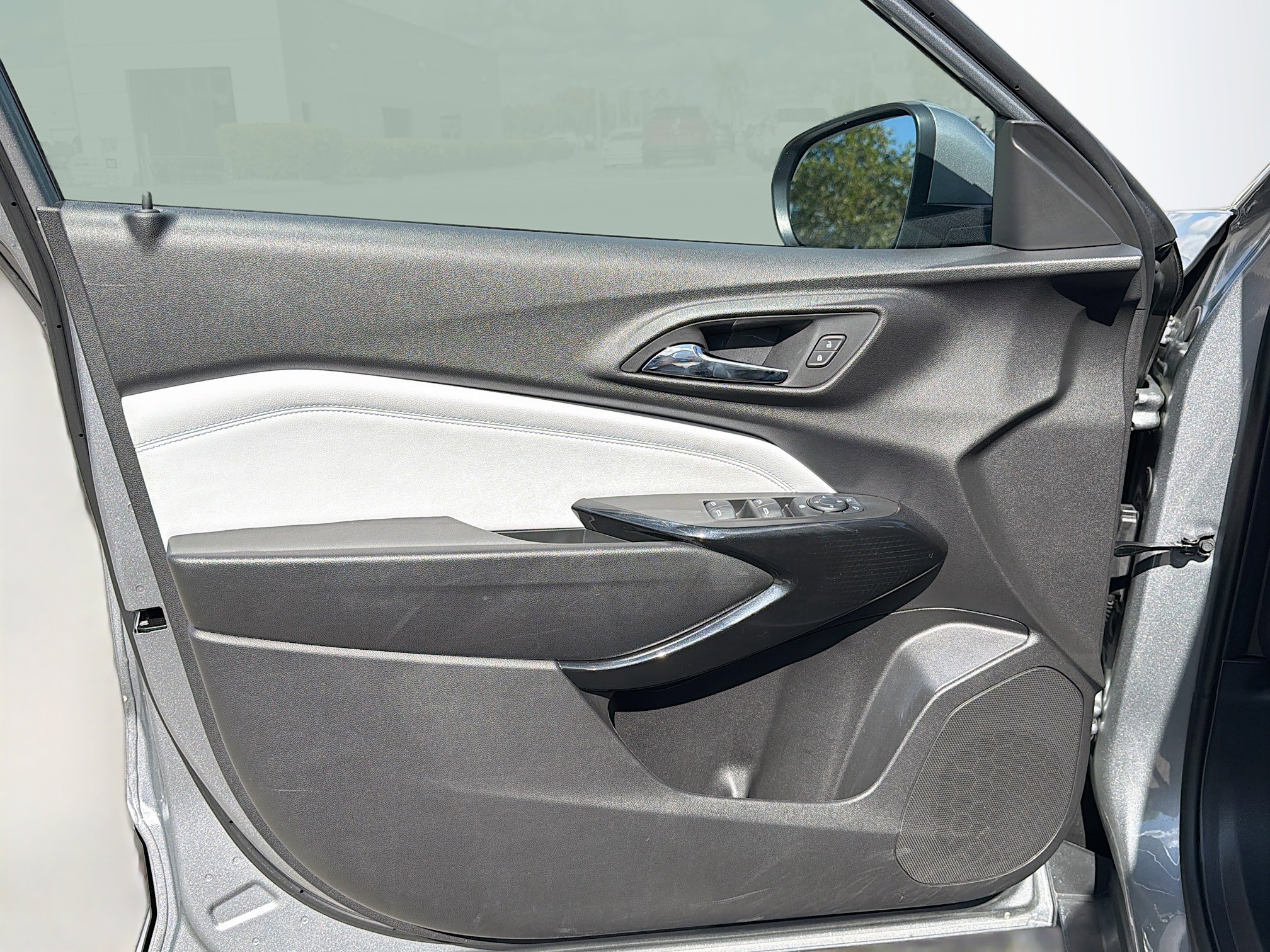 Used 2025 Chevrolet Trax LT w/ LT Convenience Package image 20