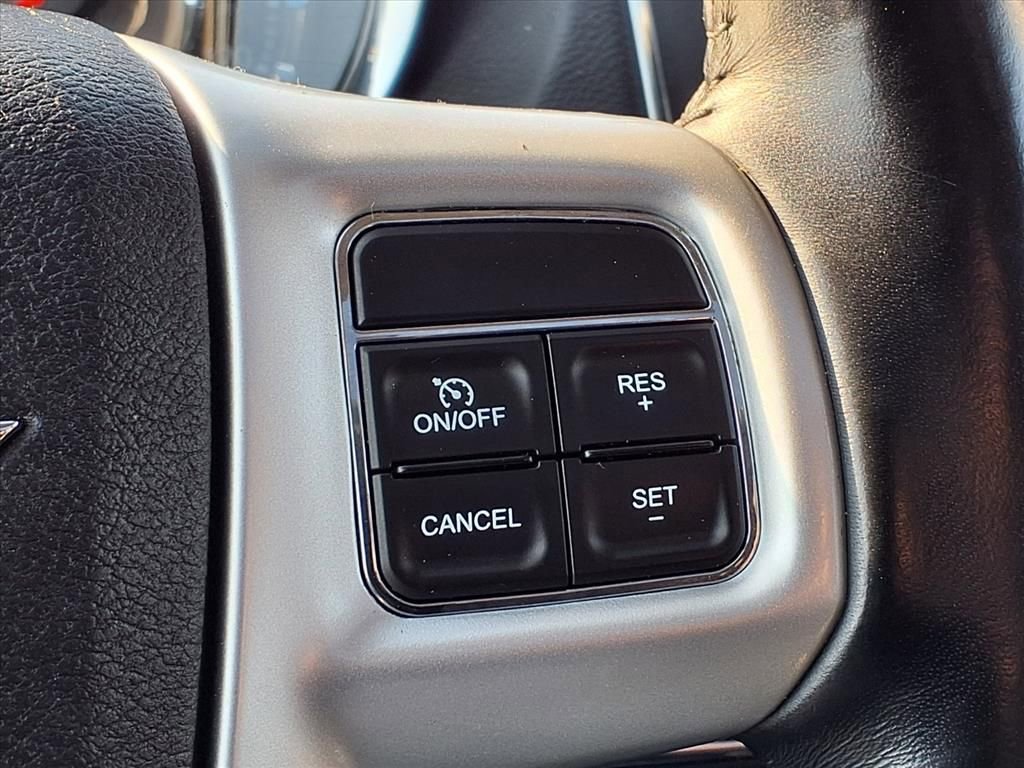 Used 2016 Chrysler Town & Country Touring-L image 25