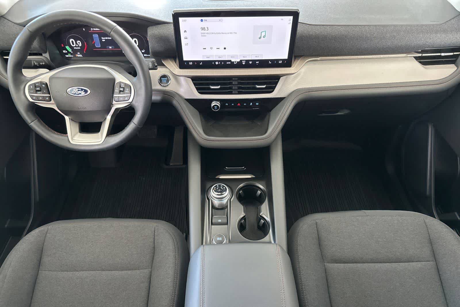 Used 2025 Ford Explorer Active AWD/4WD image 3
