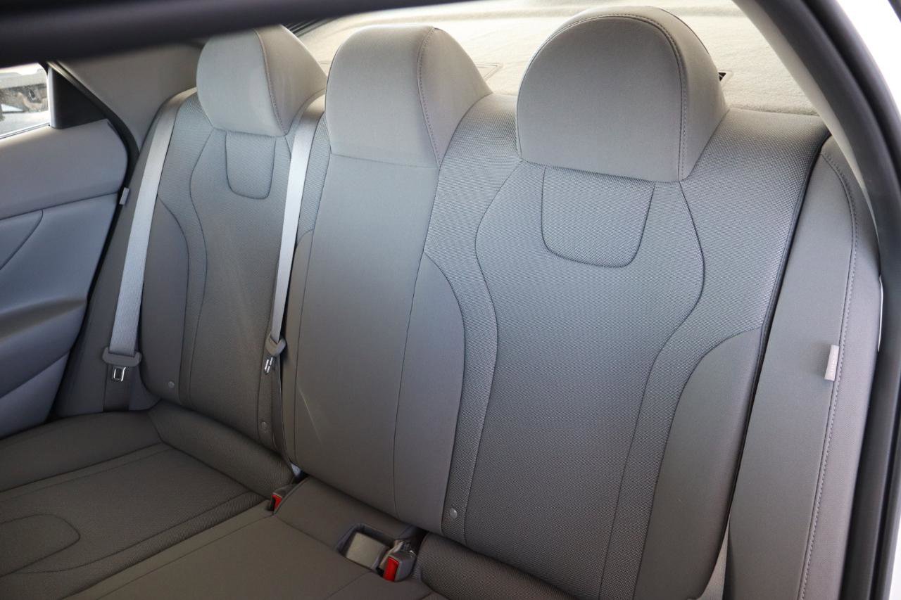 Used 2025 Hyundai Elantra SE image 31