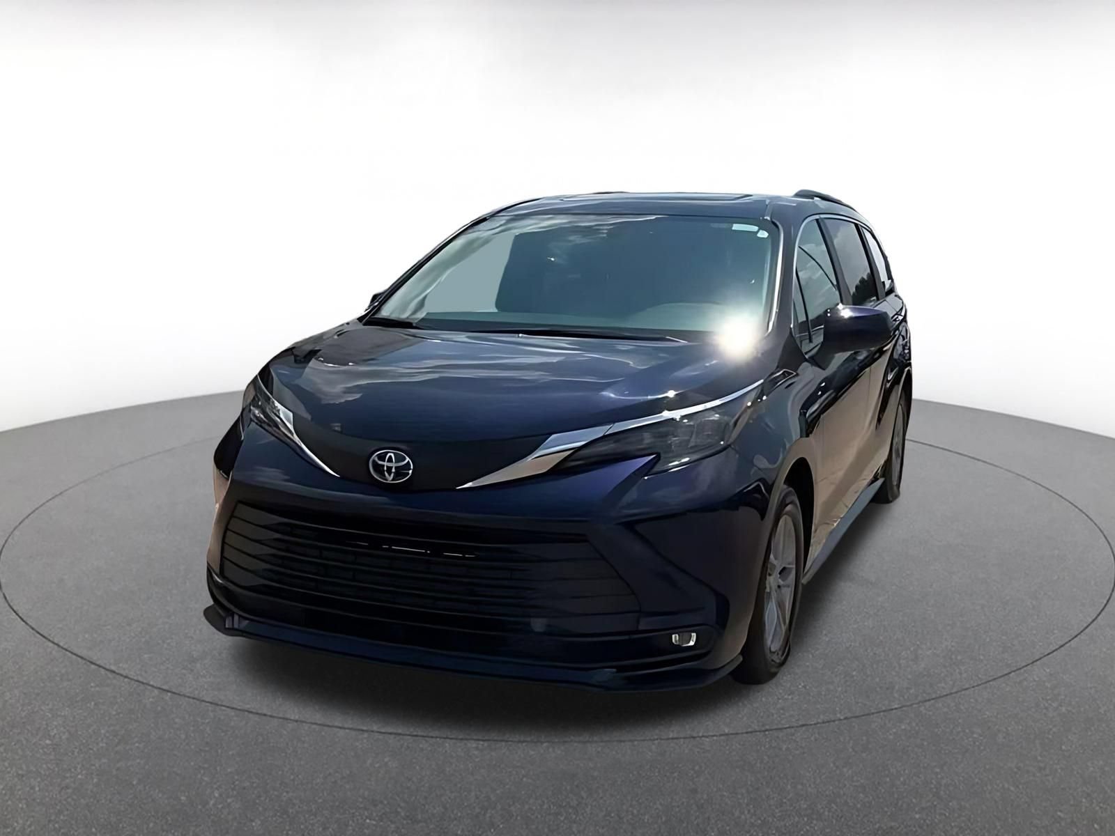 Used 2025 Toyota Sienna XLE FWD image 6