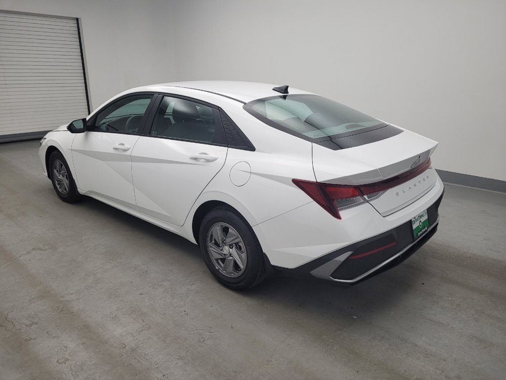 Used 2025 Hyundai Elantra SE FWD image 3